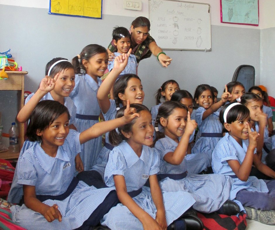 chainedelespoir's tweet photo. 🎒 En #Inde, @chainedelespoir intervient dans les bidonvilles de #Jaipur pour éviter que les #enfants ne soient exposés aux dangers de la rue après l’école. Ainsi, en 2019, plus de 1 300 enfants ont pu été pris en charge à travers différentes actions ➡️ https://t.co/3upHSyrWTk https://t.co/nFkPBw6KHd