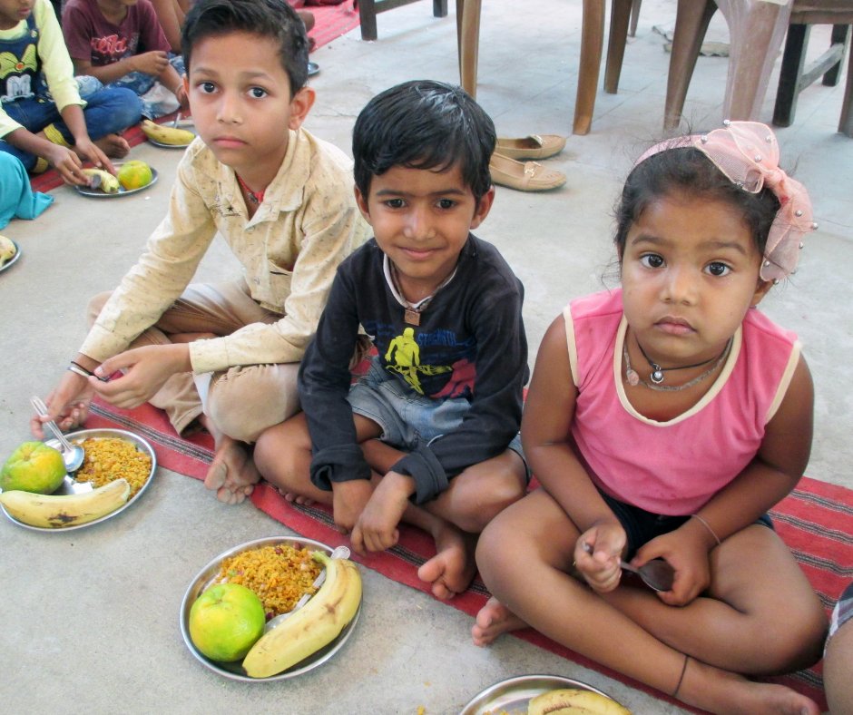 chainedelespoir's tweet photo. 🎒 En #Inde, @chainedelespoir intervient dans les bidonvilles de #Jaipur pour éviter que les #enfants ne soient exposés aux dangers de la rue après l’école. Ainsi, en 2019, plus de 1 300 enfants ont pu été pris en charge à travers différentes actions ➡️ https://t.co/3upHSyrWTk https://t.co/nFkPBw6KHd