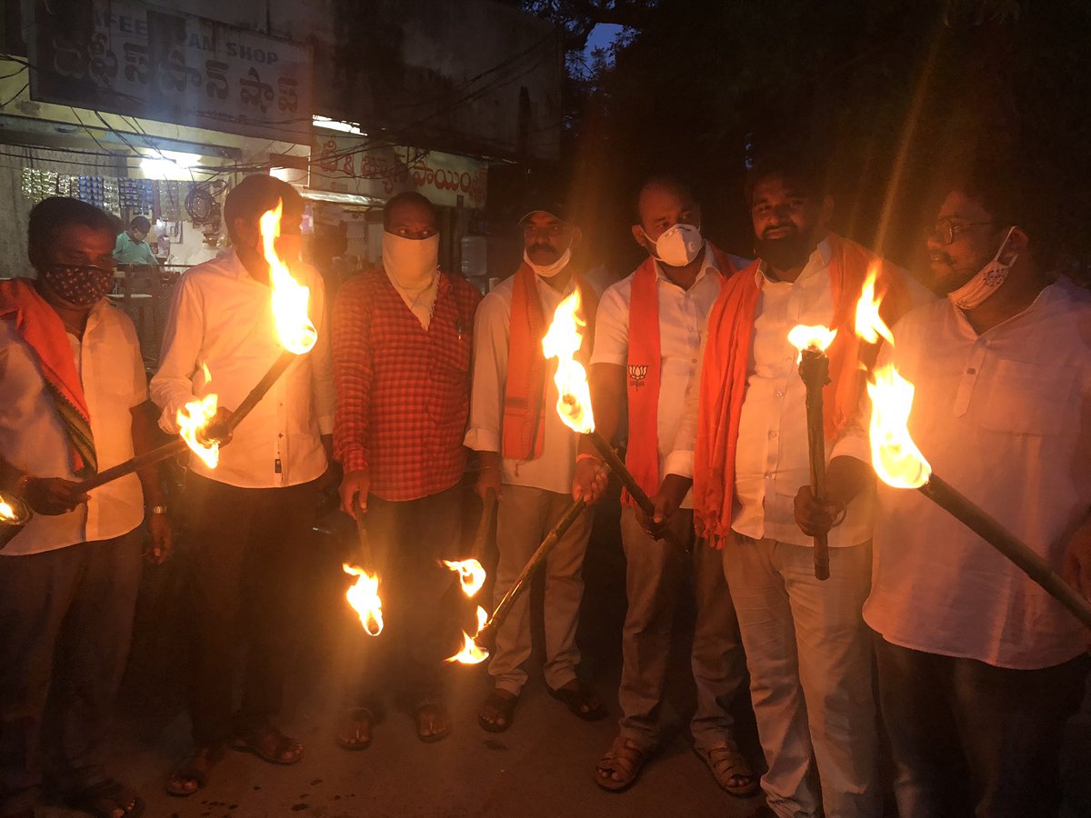 BjpPrajoth's tweet photo. TORCH PROTEST..🔥🔥

We will WIN this but TOGETHER! 

Thakna Nahi Hai, Rukna bhi Nahi and Thamna toh bilkul bhi Nahi.. 🙌

JUSTICE FOR SUSHANT SINGH RAJPUT is our Only Motto ! @nilotpalm3 

#WeStayUnitedForSSR 
@lostsoul_apu @Imkgauravmishra @Yashii88 @rupali0023 https://t.co/HaGd0Rmrty