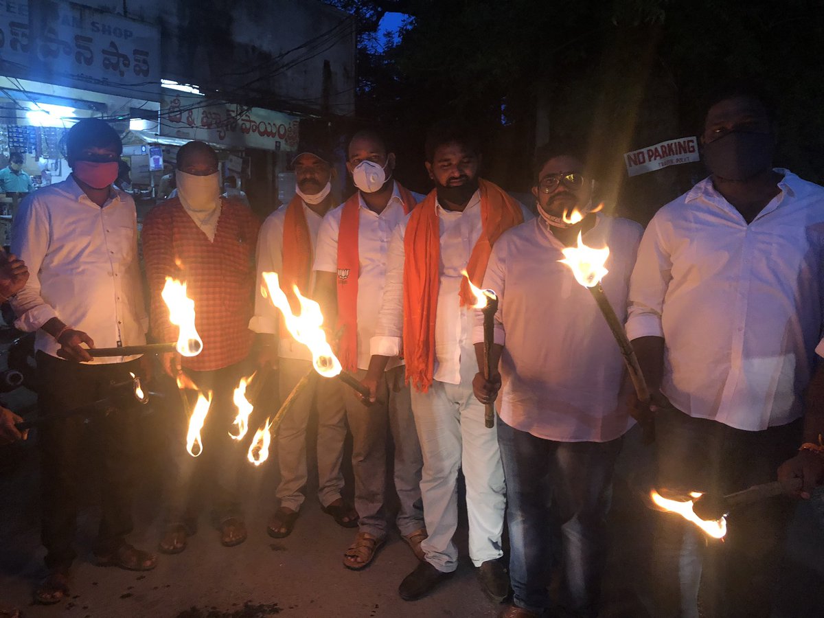 BjpPrajoth's tweet photo. TORCH PROTEST..🔥🔥

We will WIN this but TOGETHER! 

Thakna Nahi Hai, Rukna bhi Nahi and Thamna toh bilkul bhi Nahi.. 🙌

JUSTICE FOR SUSHANT SINGH RAJPUT is our Only Motto ! @nilotpalm3 

#WeStayUnitedForSSR 
@lostsoul_apu @Imkgauravmishra @Yashii88 @rupali0023 https://t.co/HaGd0Rmrty