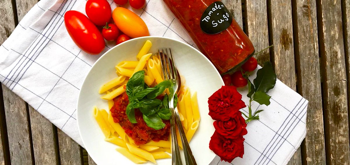 DasRezept's tweet photo. Sommer auf Vorrat: Dieser besonders sämige Tomatensugo schmeckt zu Pasta, Pizza und als Dip - und lässt sich monatelang aufbewahren. https://t.co/iMryfEqUtQ https://t.co/dp6UltOHD1