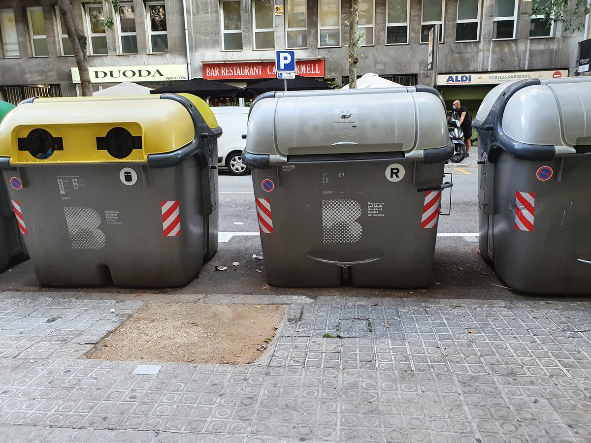 escocell1's tweet photo. Benvolgut @bcn_ajuntament i @BCN_MediAmbient davant de l'edifici situat al carrer de Buenos Aires, 15-17  hi ha un  escocell sense cap arbre. #1escocell1arbre https://t.co/dF1VNoOtI7