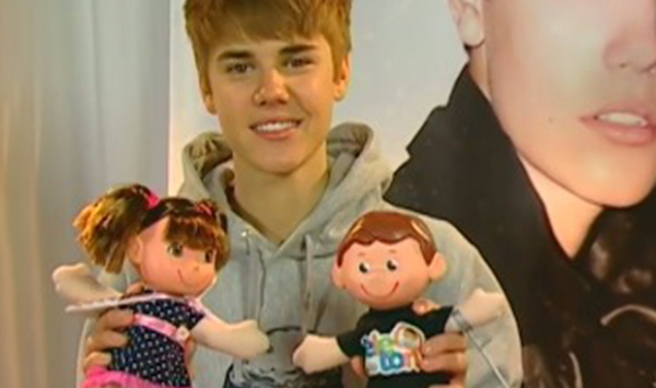TeletonOficial's tweet photo. SÓ OS BELIEBER ONLINE AGORA! Enquanto tá todo mundo assistindo o lançamento de Never Say Never na @NetflixBrasil, a gente tá chorando de saudade com essa foto e esse cabelinho do @JustinBieber no #Teleton2011. 🥺 KD a versão #teleton2020, Justin? https://t.co/06r0PGJErA