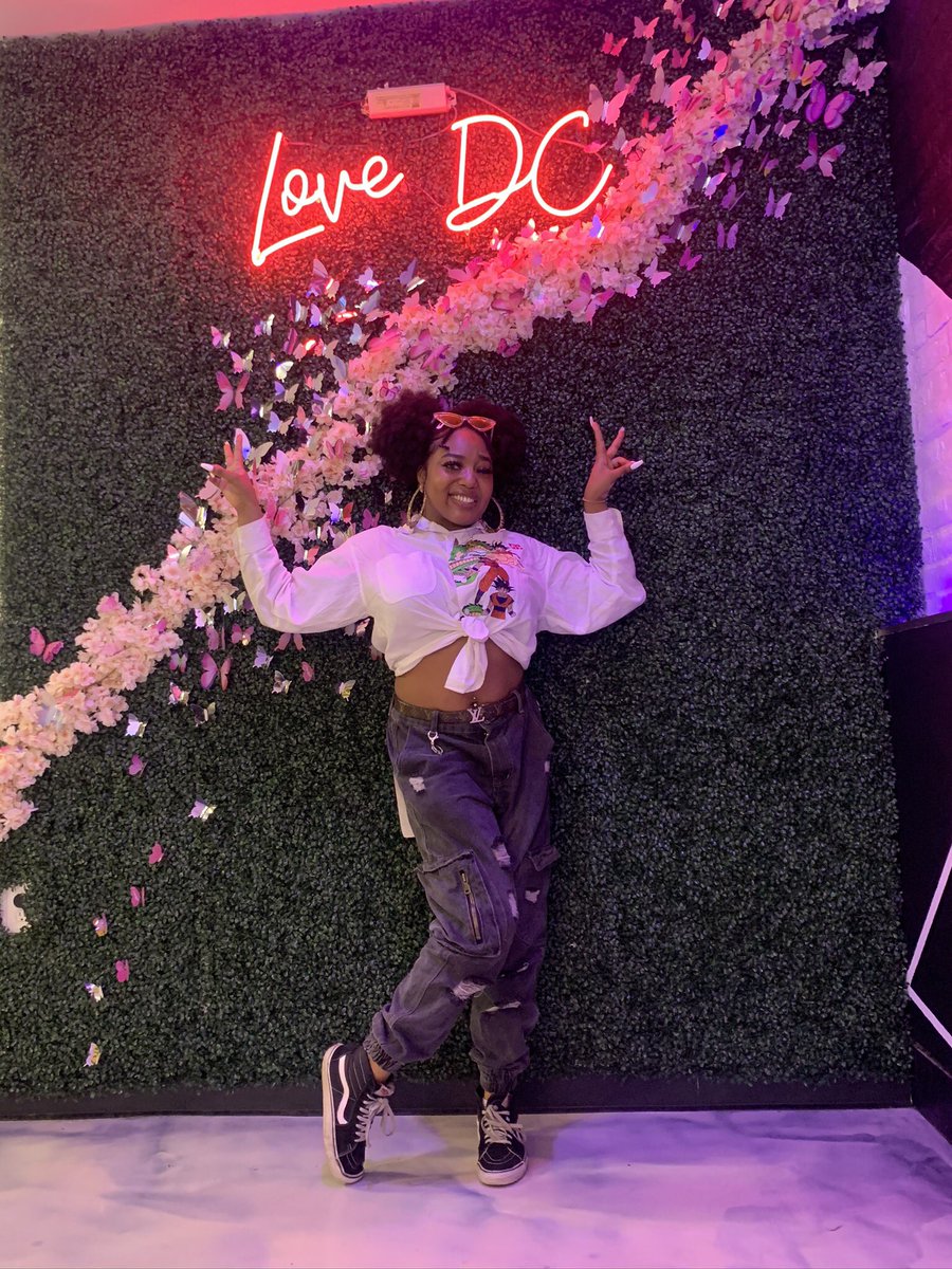 yungokuu's tweet photo. i stay doing the michael jackson w my feet😂😂😂 #3stars2bars #dcgirl 💗💗💗 https://t.co/EDO1LSeIFf