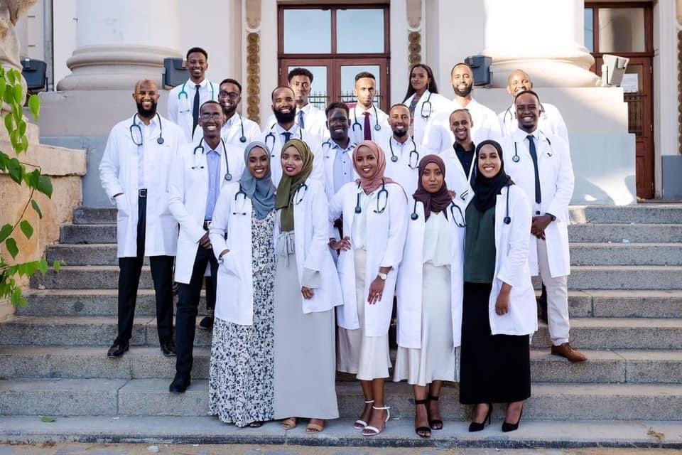 camaleeti10's tweet photo. Svenske tilstander som ingen snakker om.

Medisinstudiet domineres stadig i større grad av studenter med minoritetsbakgrunn. 

Gratulerer til denne dyktige gjengen med uteksaminerte leger fra Sverige- alle med somalisk bakgrunn 👏🏼👏🏼👏🏼 Er kjempe stolt av dere ❤️🇸🇴 https://t.co/baEAAK2von