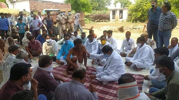 NewsDpk's tweet photo. #karauli पूर्व कैबिनेट मंत्री रमेश मीना आज पहुंचे मण्डरायल

पांचौली गाँव मे नदी में डूबने से मृत किशोर के परिजनों को बधाया ढांढस, मुख्यमंत्री सहायता कोष से सौंपा एक लाख रुपये का चेक, विकास अधिकारी को दिए सरकारी योजनाओं का लाभ दिलाने के निर्देश
@rameshmeena63 https://t.co/wjbE5ybWYT