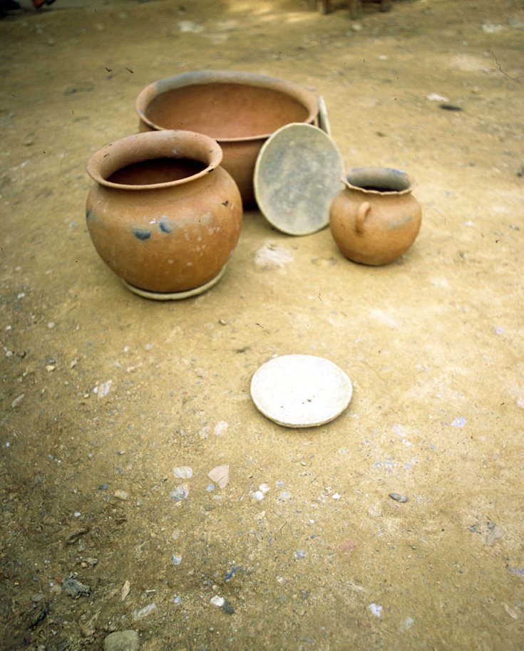 MiMuseoIndigena's tweet photo. Entre las #ArtesTradicionales del pueblo nduudu yu / #cuicateco destaca la alfarería, que se caracteriza por su sobriedad y ligereza.
Santos Reyes Pápalo, #Oaxaca.
📷: Teúl Moyrón, #FototecaNachoLópez. https://t.co/8dwsRuPsGY