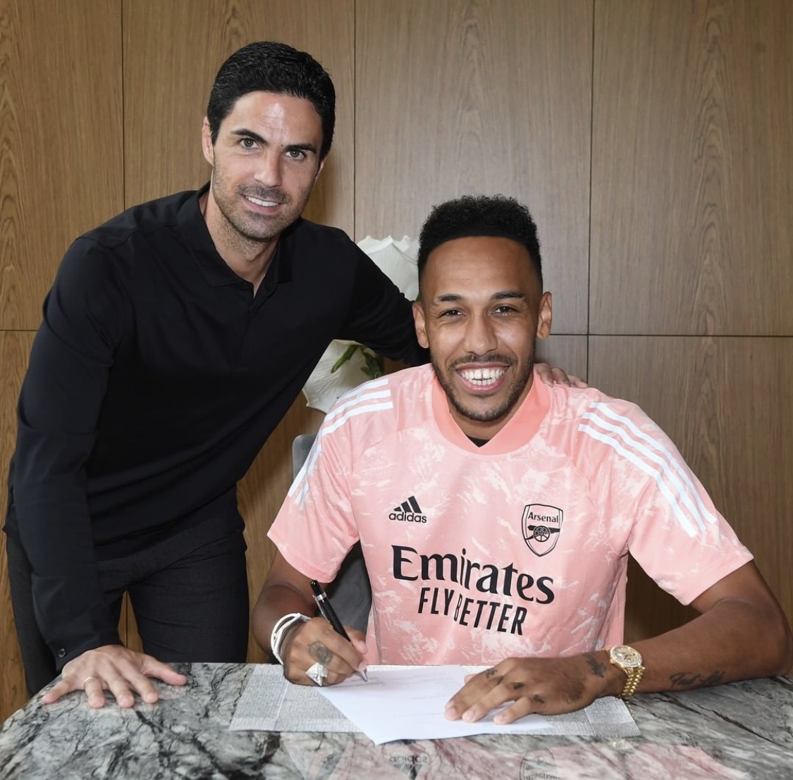 DeadlineDayLive's tweet photo. 📝 Photo confirmation of Pierre-Emerick Aubameyang signing da ting. (Source: @Arsenal) https://t.co/elO3LlAv1W