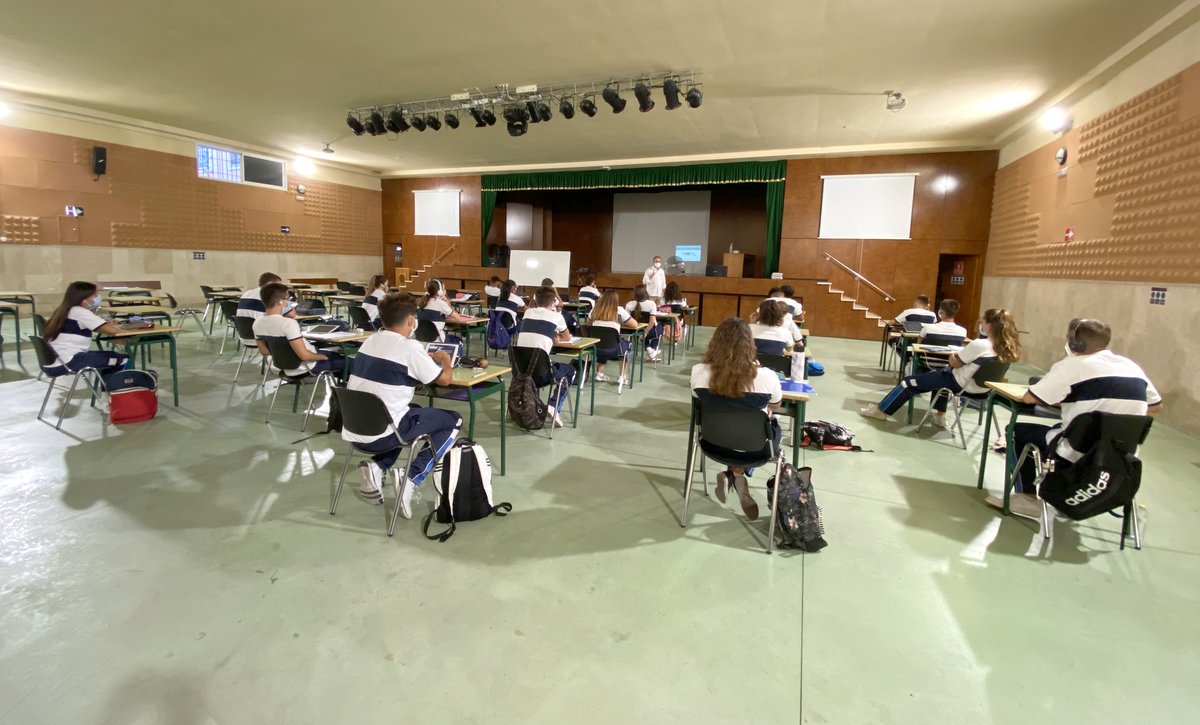 ColegioSalliver's tweet photo. ¡Qué alegría recuperar la normalidad de las clases! 
Detrás de cada mascarilla hay una gran sonrisa. 
¡Bienvenid@s! #Bachillerato #Vueltaalcole #CrecerenConfianza https://t.co/drWM1QUQO1