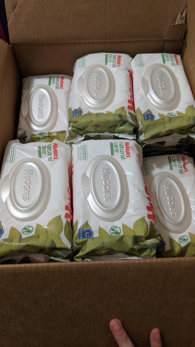 aprilbradyart's tweet photo. @Huggies 
Might want to check on whoever counts your soft packs. I just opened this and there is only sixteen. 
#YouHadOneJob https://t.co/eEUUKleSXZ