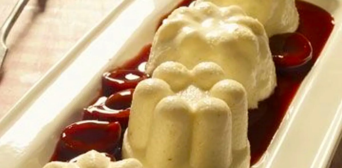 DasRezept's tweet photo. Vanille-Grießpudding mit Rotwein-Zwetschgen: Dieses schaumig-fluffige Dessert hat zugleich ein wenig Biss – dank des Grießbreis. https://t.co/N3sqG9nwuQ https://t.co/lHDK6WNEOm