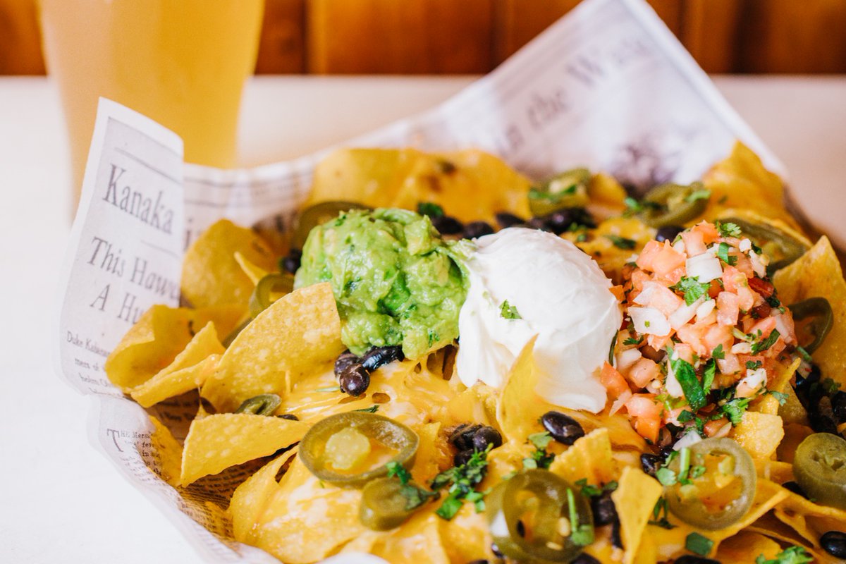 Who's in for open air dining at Duke's?! 🍴  If you haven't yet, you HAVE to try our Black Bean Nachos. Join us daily from 11:30 AM - 8:00 PM.
dukeshuntington.com/menus/dinner/