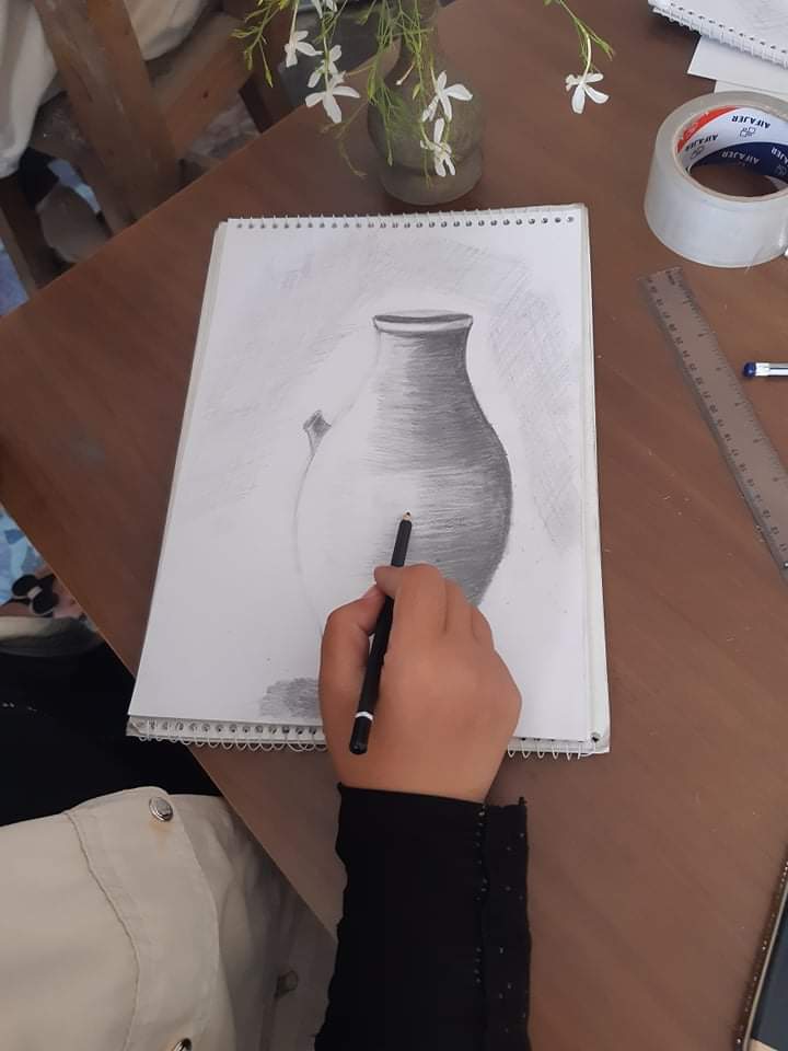 zeytinedud's tweet photo. وتستمرّ دورة الرسم في جسر الشغور مع الفنّانة التشكيلية المبدعة ختام جاني؛ ومع الرسم المتميز يتجدد الأمل برسم مستقبل أجمل للمتدربات المتميزات في وطننا الجميل.
#make_hope #make_dream #Students #Reintegration #COVID19 #BetterLives #Humanitarian #support #NoLostGeneration https://t.co/rJ9w4e8J3v