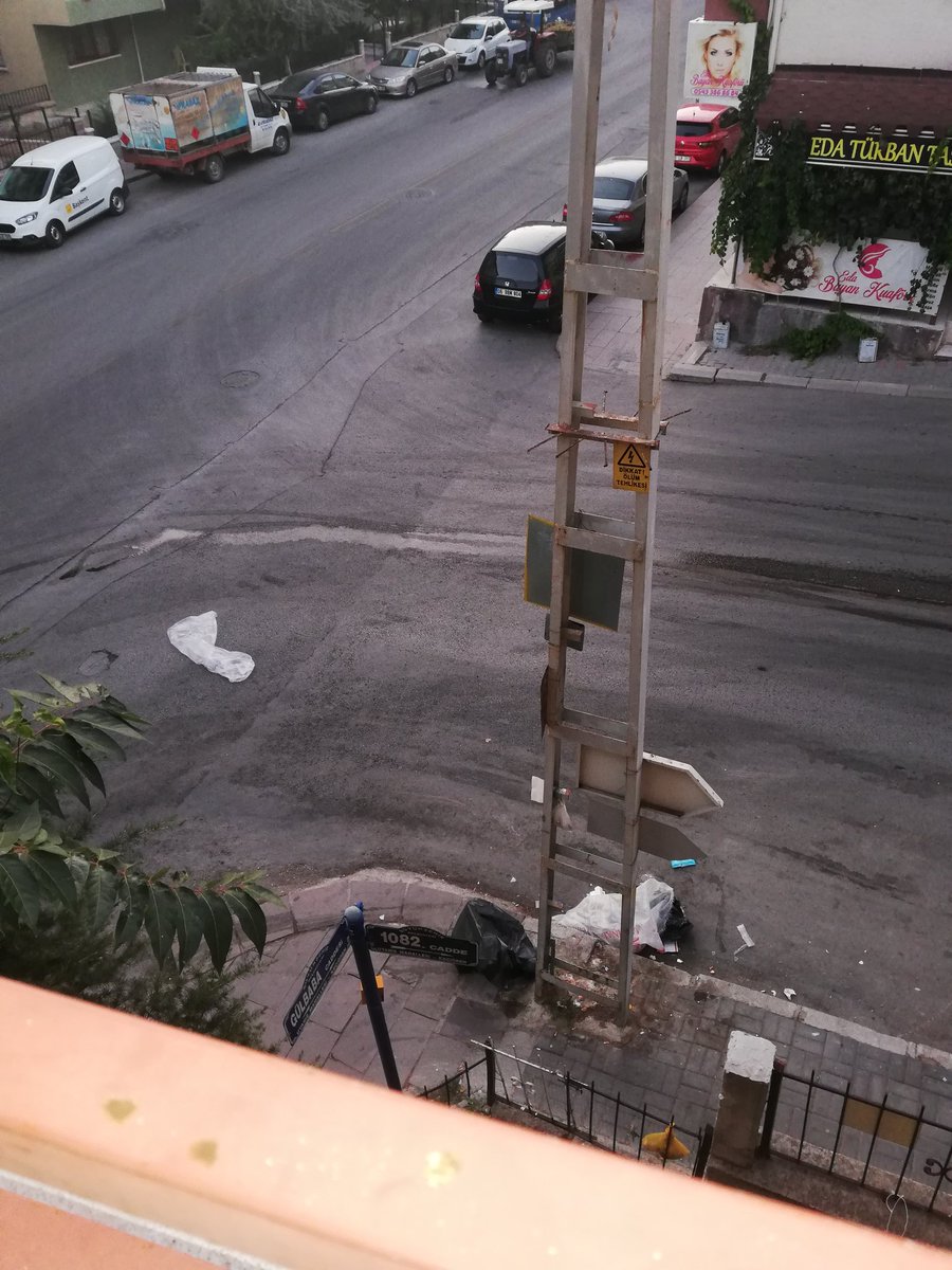 mehtapyurdusev's tweet photo. @turgutaltinok06  başkanım merhaba, uyanış mahallesi 1082 cadde 2 nolu bina sakinleriyiz. Binamızın önü çöp  yeri ve bundan çok rahatsızız çünkü insanlar çöplerini saatinden önce hatta gündüzden bırakıyorlar kaldırımdan geçecek yerimiz olmuyor kokusu ayrı dert https://t.co/MfF6zDtbPj