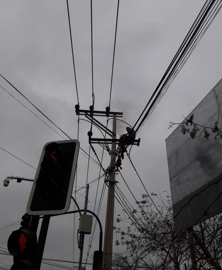 Informamos a nuestros clientes de #Ovalle que realizamos una interrupción de emergencia del suministro, debido a que una persona se encuentra cerca de las líneas eléctricas. Nuestras brigadas trabajan en el lugar 🚧