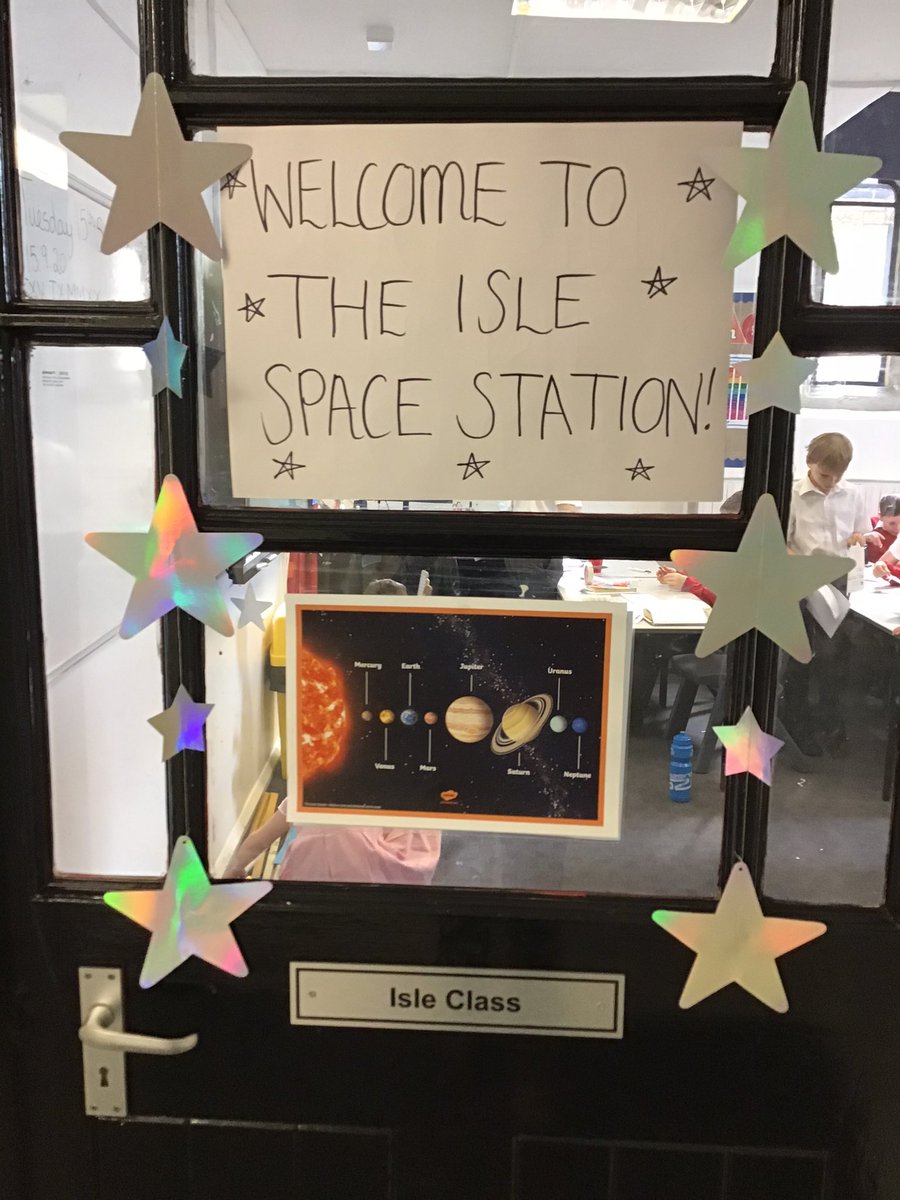 H_E_P_S's tweet image. Isle class spent the afternoon on the Isle Space Station exploring the impact of craters and considering the challenges astronauts may face whilst engineering in space! #hepscience