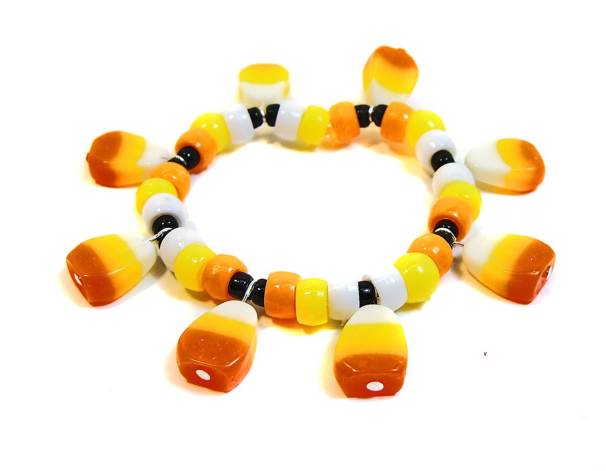 girliegals12's tweet photo. What Fun! Girls' Candy Corn Stretchy Bracelet: https://t.co/IpSOZCL2Ny #candycorn #candycornjewelry #stretchybracelet #ponybeads #Halloween #halloweenfun #Halloweenjewelry #fallparties #girlsbracelet #giftsforgirls #etsyhandmade #etsyshop #shopsmallbusiness https://t.co/pvc8lEeq8q