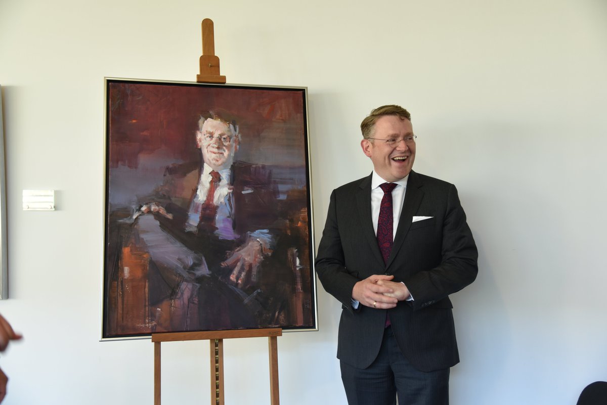 ThuerLandtag's tweet photo. Am 10. September wurde die Ahnengalerie des @ThuerLandtag|s um das Porträt des ehemaligen Landtagspräsidenten Christian #Carius erweitert. Damit wurde die Reihe aller bisherigen Präsidentinnen und Präsidenten des Thüringer Landtags seit 1990 komplettiert. 👍😎 https://t.co/37t8iER5yu