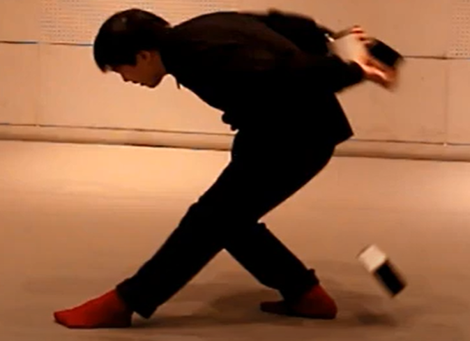 Juggling_Story's tweet photo. フォトジャグ！今回は新たに設けられた”スクリーンショット部門”のご紹介です。画面上の一瞬を切り取ってください。

タイトル『ス』
とある大会のとある出場者の演技中の一瞬。まさにカタカナの"ス"。これを見て”ポ”と言う人はいないでしょう。
ちなみに失敗してますね。 https://t.co/BHT87CkrVd