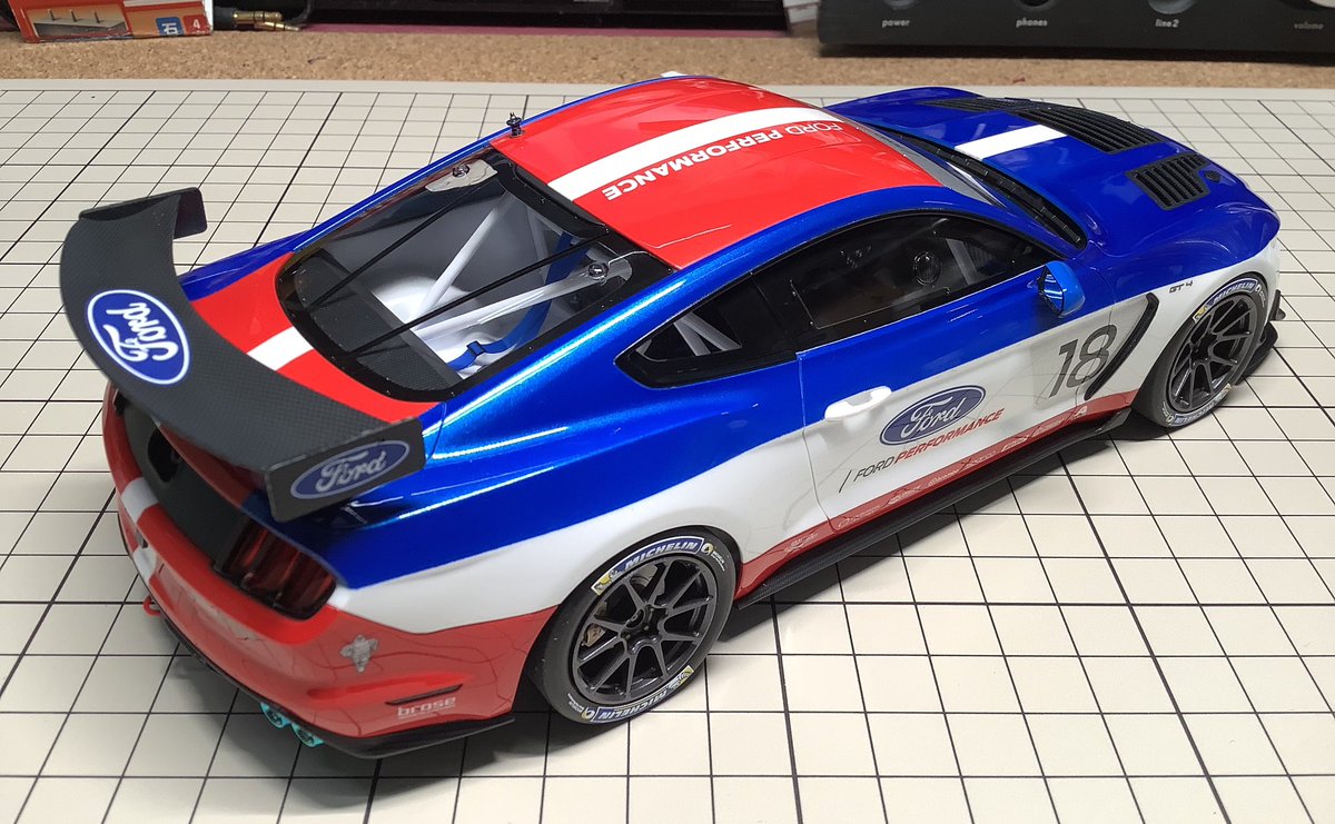 kwntkm's tweet photo. タミヤ、マスタングGT4。トリコロールの方が完成。
ボディの仕上げでよくつまずくけど、今回のキットはストレスフリー。ウィングの接合部やステーとボディの取り付けはほんと楽だった。
前作のフォードGTはワイド＆ロー、こっちは非常にマッチョでどっちもカッコいい(^^) https://t.co/VUBAZ7SCkM