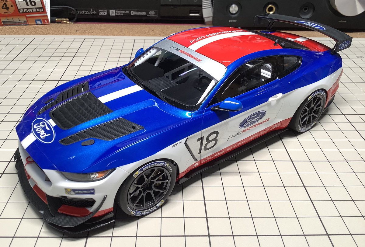 kwntkm's tweet photo. タミヤ、マスタングGT4。トリコロールの方が完成。
ボディの仕上げでよくつまずくけど、今回のキットはストレスフリー。ウィングの接合部やステーとボディの取り付けはほんと楽だった。
前作のフォードGTはワイド＆ロー、こっちは非常にマッチョでどっちもカッコいい(^^) https://t.co/VUBAZ7SCkM