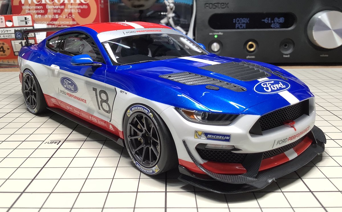 kwntkm's tweet photo. タミヤ、マスタングGT4。トリコロールの方が完成。
ボディの仕上げでよくつまずくけど、今回のキットはストレスフリー。ウィングの接合部やステーとボディの取り付けはほんと楽だった。
前作のフォードGTはワイド＆ロー、こっちは非常にマッチョでどっちもカッコいい(^^) https://t.co/VUBAZ7SCkM
