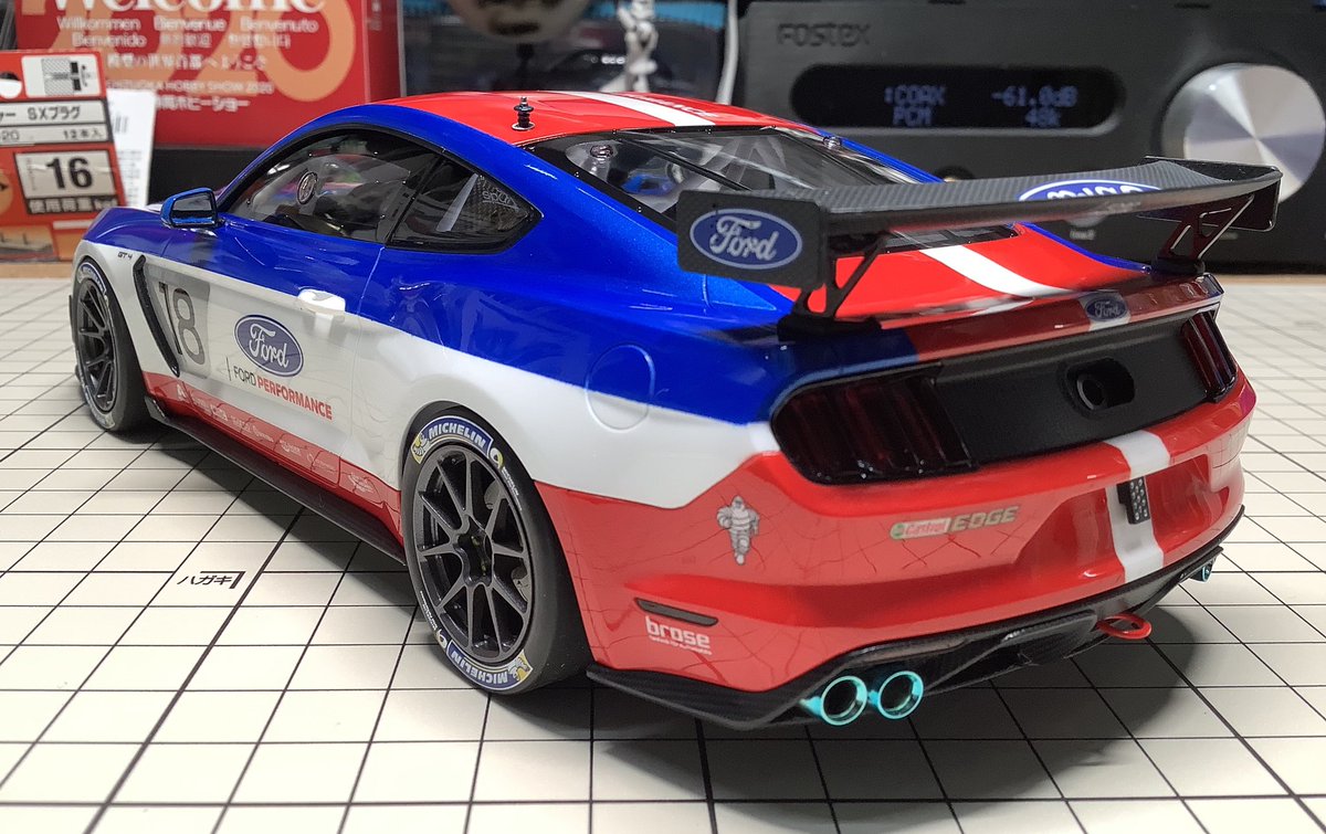 kwntkm's tweet photo. タミヤ、マスタングGT4。トリコロールの方が完成。
ボディの仕上げでよくつまずくけど、今回のキットはストレスフリー。ウィングの接合部やステーとボディの取り付けはほんと楽だった。
前作のフォードGTはワイド＆ロー、こっちは非常にマッチョでどっちもカッコいい(^^) https://t.co/VUBAZ7SCkM