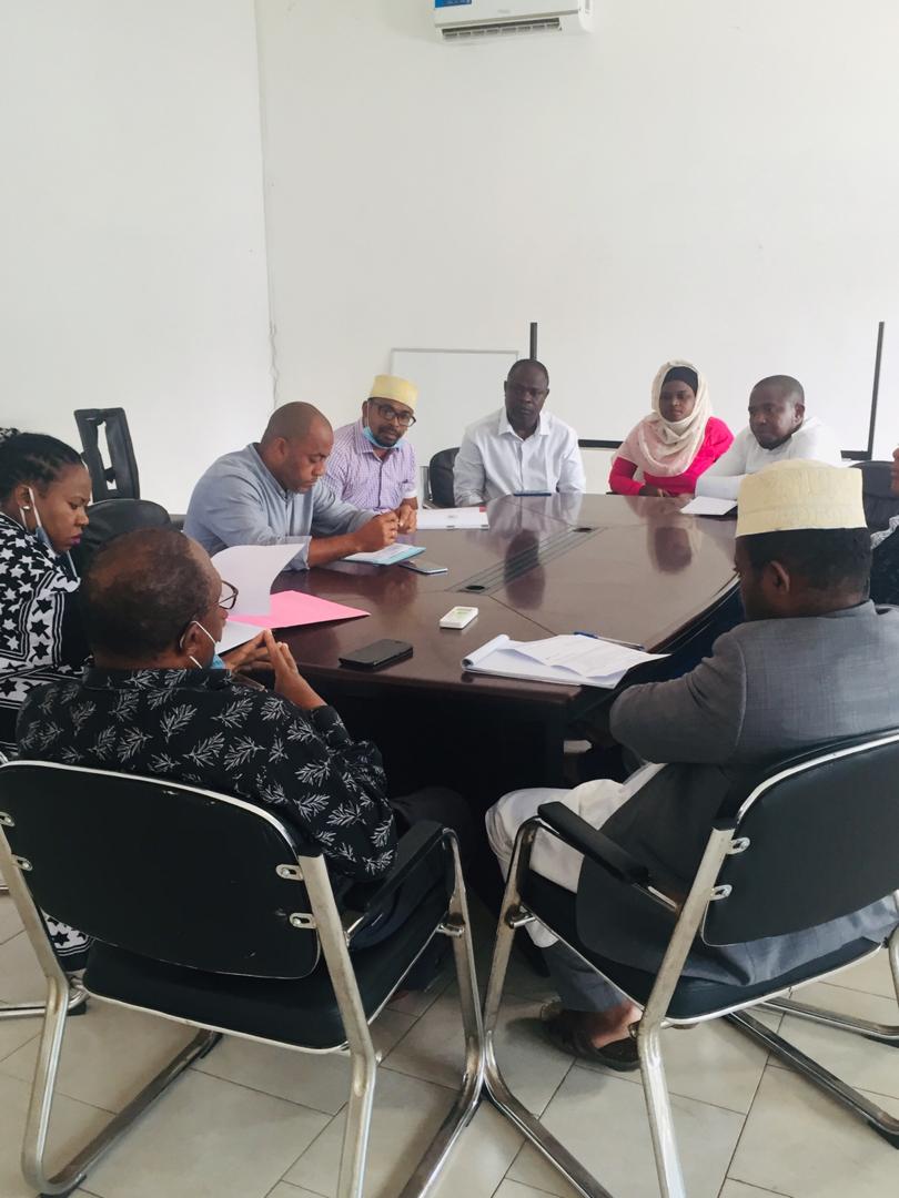 ANAM_Comores's tweet photo. Ce matin le Directeur Général de l’Agence Nationale des Affaires Maritimes a présidé une réunion d’information et de sensibilisation sur les différentes #assurences #maritimes avec les différents assureurs de la place.  @SamirAlisaid2 @04Tchatcha @Soifoine2 @Mouhssoune https://t.co/Ihm1vOZZlm