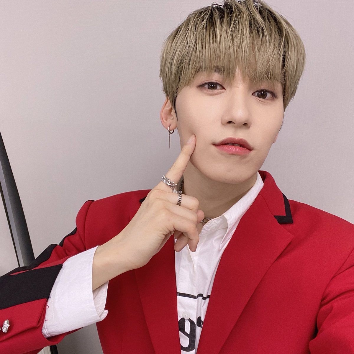 official_ONEUS's tweet photo. [#건희] 
내일이 투올낫 막방인거 안 비밀 😭💦 https://t.co/NXm4o4njU1