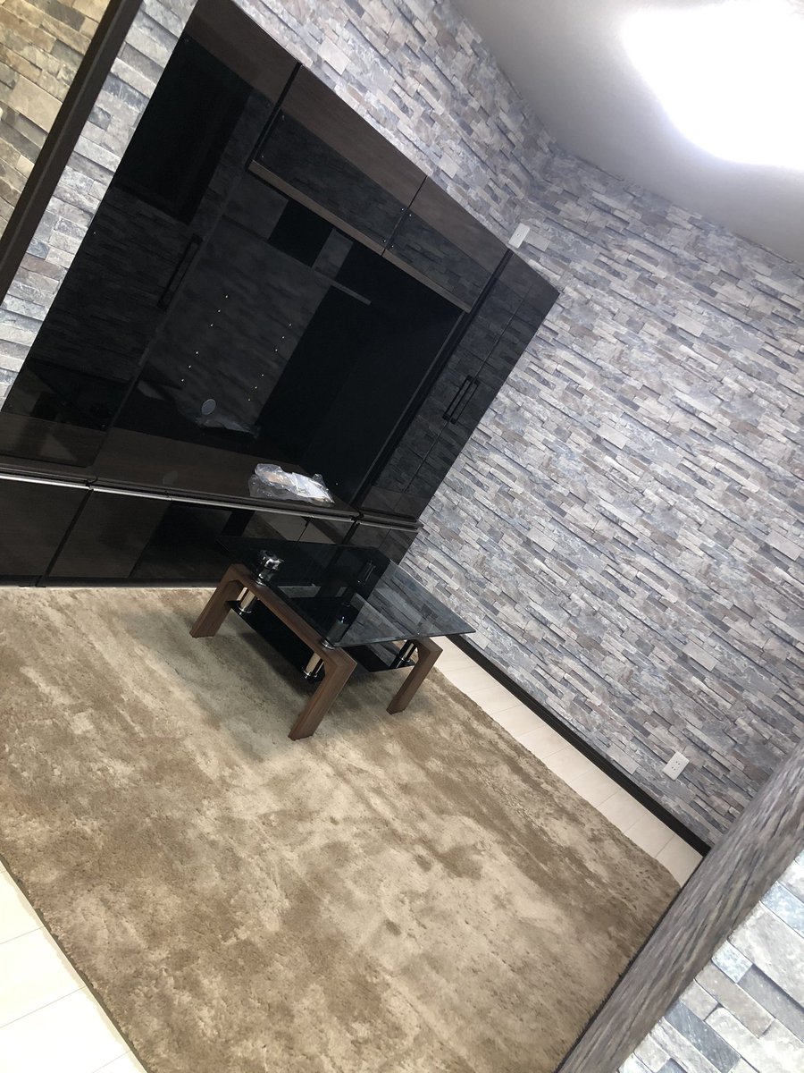 katsuki_HIACE_4's tweet photo. 今日ゎ新しい家のテレビ台、冷蔵庫の搬入でしたっ(__)笑

家借りる初期費用が60万弱で家具で140万弱やから結局200万超えた。笑

まぁええっか😂笑 https://t.co/88tUNtbl2y
