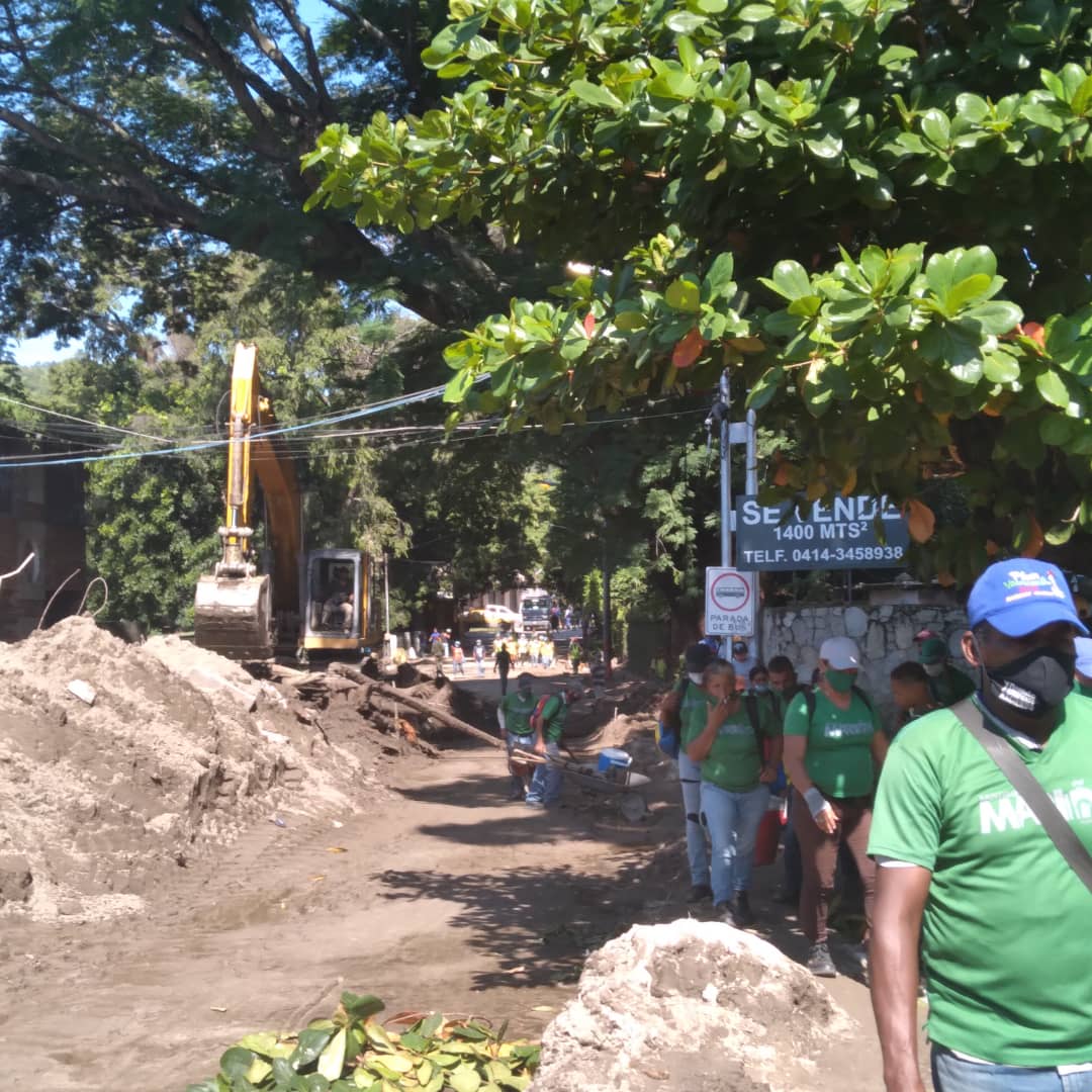 johanitakenpo's tweet photo. #15Sep | Siguiendo instrucciones del Gob.@MarcoTorresPSUV, las cuadrillas de @PublicosMarino continúan desplegadas en el sector El Piñal de Mario Briceño Iragorry, brindando apoyo a las familias afectadas por las lluvias y a nuestro hermano alcalde @BrullerbyPSUV ¡Venceremos! https://t.co/BCFWnj1tZm