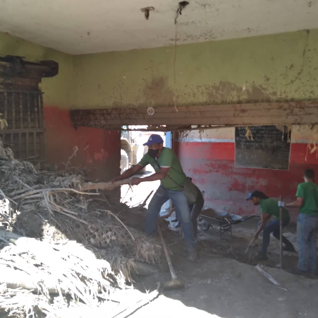 johanitakenpo's tweet photo. #15Sep | Siguiendo instrucciones del Gob.@MarcoTorresPSUV, las cuadrillas de @PublicosMarino continúan desplegadas en el sector El Piñal de Mario Briceño Iragorry, brindando apoyo a las familias afectadas por las lluvias y a nuestro hermano alcalde @BrullerbyPSUV ¡Venceremos! https://t.co/BCFWnj1tZm
