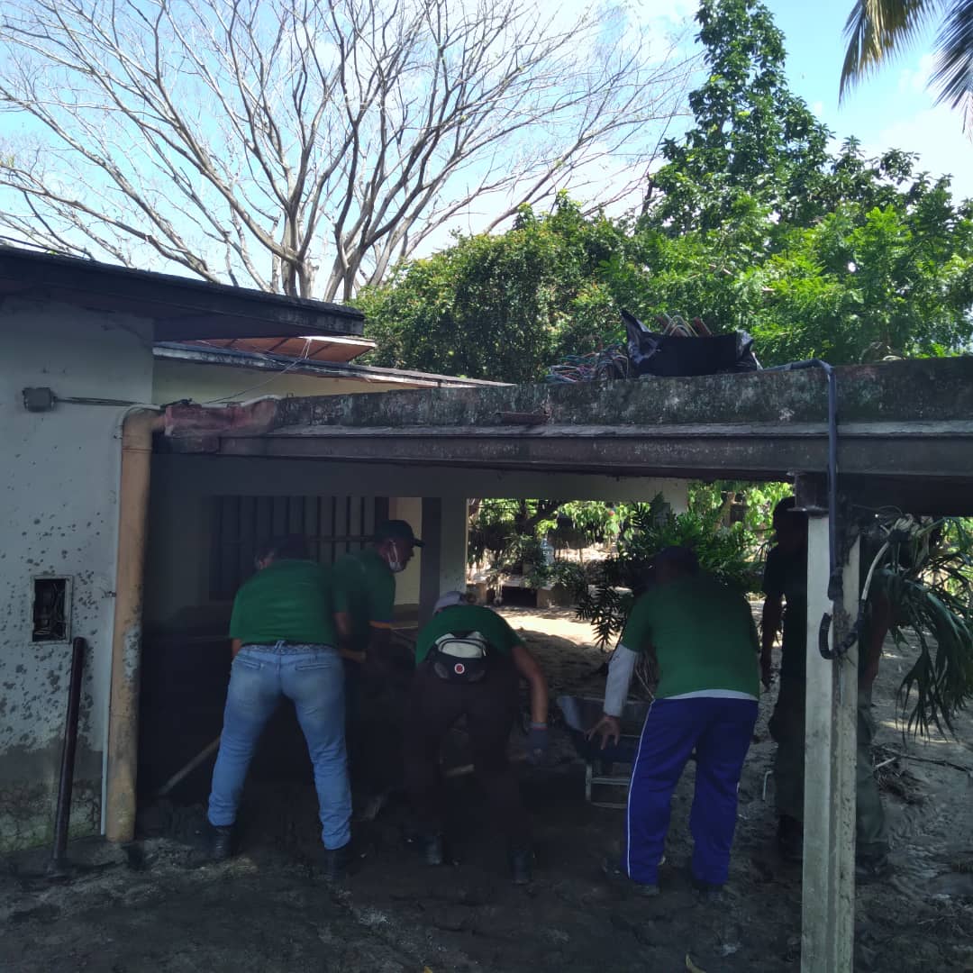 johanitakenpo's tweet photo. #15Sep | Siguiendo instrucciones del Gob.@MarcoTorresPSUV, las cuadrillas de @PublicosMarino continúan desplegadas en el sector El Piñal de Mario Briceño Iragorry, brindando apoyo a las familias afectadas por las lluvias y a nuestro hermano alcalde @BrullerbyPSUV ¡Venceremos! https://t.co/BCFWnj1tZm