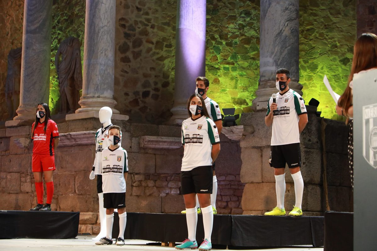 🗣️ ¡IM - PRE - SIO - NAN - TE! 

👕 Primera remesa de camisetas de adultos agotadas ✖️

👏🏼 En apenas tres días hemos vendido casi más camisetas que en toda la temporada pasada. ¡Sois grandes! ⚪⚫

🛒 Pronto más unidades a la venta