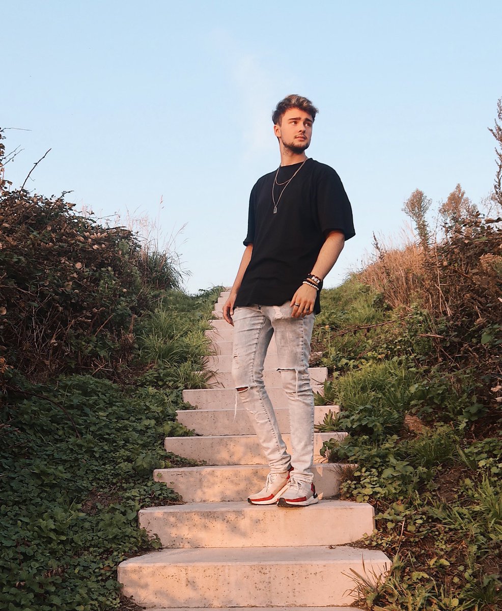 THIS FRIDAY ~ So excited to release my brand new single “End Of The World” with <a href="/ThatBehavior/">ThatBehavior</a> &amp; <a href="/WeAreNeoni/">weareneoni</a> on <a href="/futuregenrecs/">Future Generation</a> 🎵 Who’s ready? 👇🌒

Go pre-save here: 
tnc.to/fg029-presave