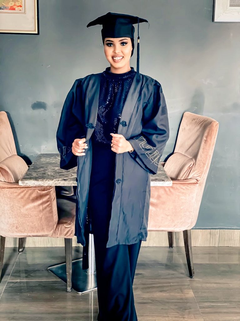 hamda0o's tweet photo. Alhamdulilah finally i did it 👩‍🎓👩‍🎓💯 https://t.co/p0fUJTsiTB