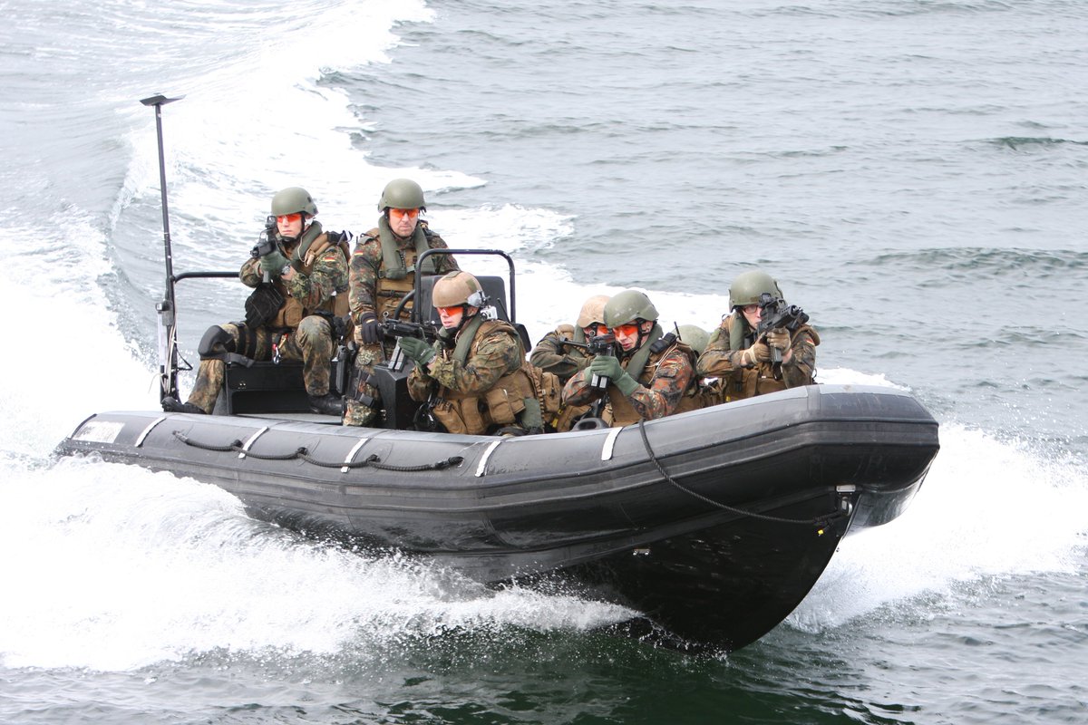 Bw_Einsatz's tweet image. Informationsgewinnung ist einer der Kernaufträge für die Mandatserfüllung bei #EUNAVFOR_MED Operation #Irini. Von der Abfrage bis zum Boarding gibt es verschiedene Handlungsoptionen für die #BundeswehrimEinsatz. Mehr Informationen unter: bit.ly/2FFwi1G