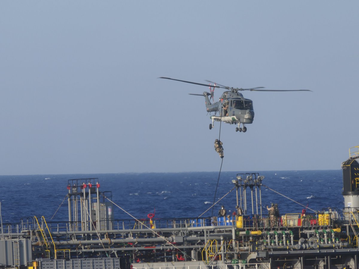 Bw_Einsatz's tweet image. Informationsgewinnung ist einer der Kernaufträge für die Mandatserfüllung bei #EUNAVFOR_MED Operation #Irini. Von der Abfrage bis zum Boarding gibt es verschiedene Handlungsoptionen für die #BundeswehrimEinsatz. Mehr Informationen unter: bit.ly/2FFwi1G