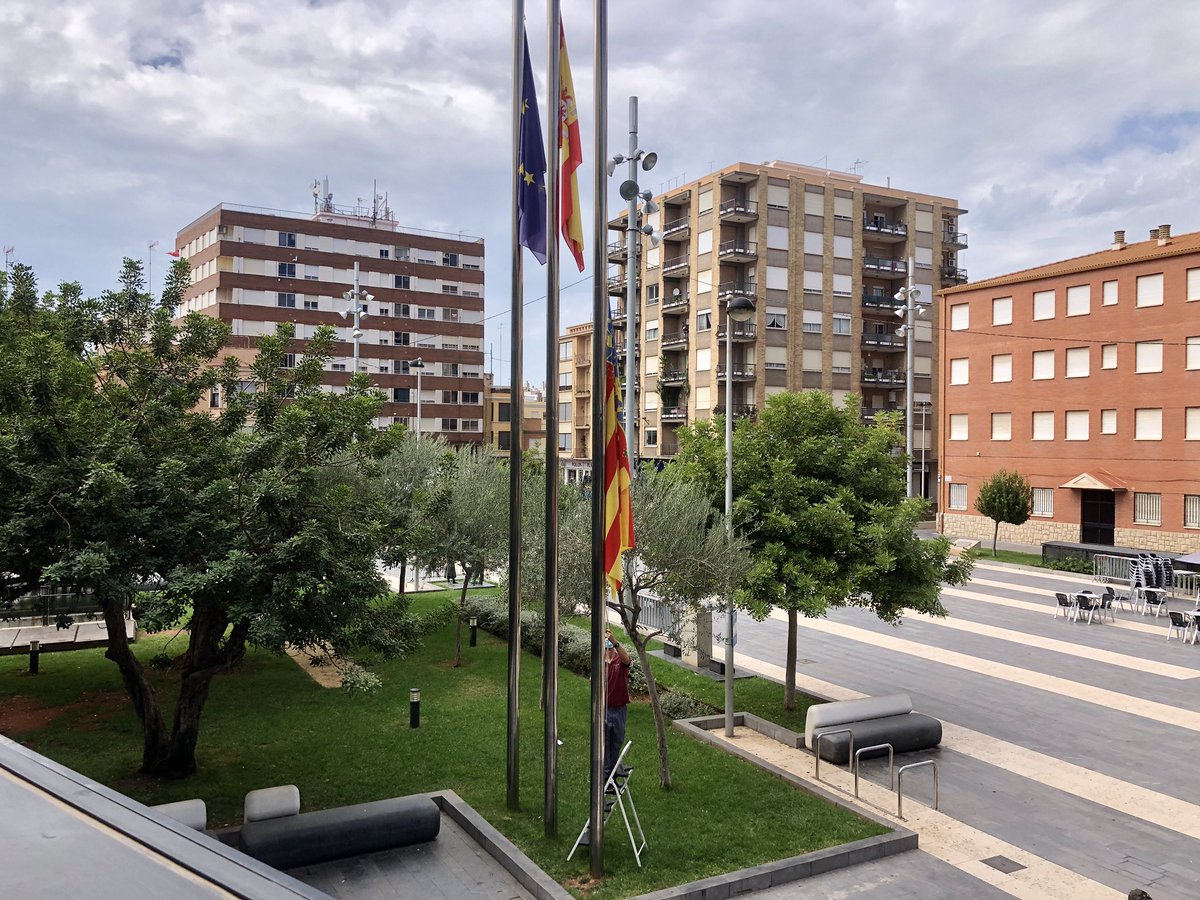 ajalmassora's tweet photo. ⚫️ La alcaldesa de #Almassora decreta tres días de luto por la muerte violenta de un bebé de 10 meses, presuntamente a manos de su progenitor. DEP.

📍Convocado minuto de silencio mañana a las 12h en la puerta del Ayuntamiento.
📍Las banderas ondean a media asta en señal de duelo https://t.co/4emHU43rzR