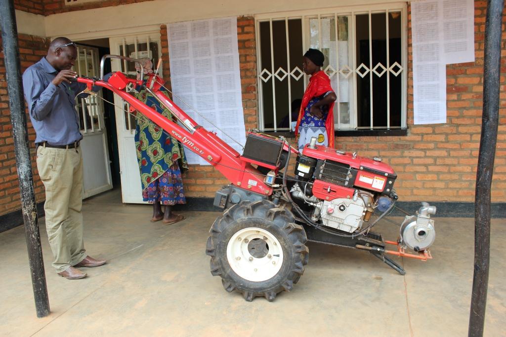 bramaccimmyt's tweet photo. Mecanización inteligente para agricultores de Ruanda. Uno de los principales temas del #AGRF2020. Una oportunidad para combinar maquinaria y equipos adecuados y asequibles para los pequeños agricultores, y las lecciones aprendidas del proyecto #FACASI en Etiopía y Zimbabue. https://t.co/3lvtNRylWU