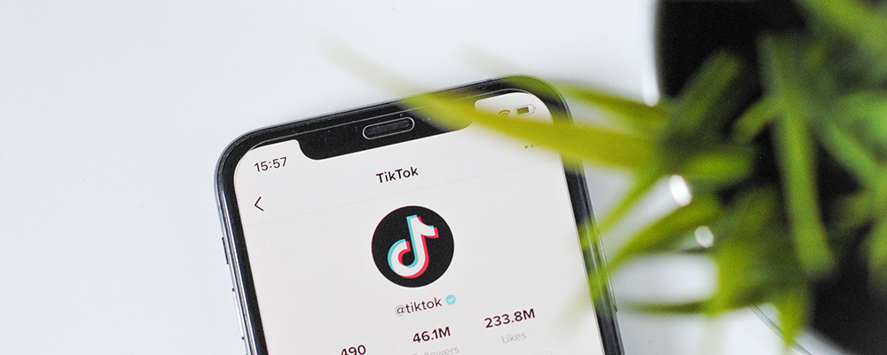 Que el ritmo no pare, no pare... ¡no! 💃 #TikTok resiste y no cede ante las amenzas de bloqueo. ¿Cómo le afecta este panorama? <a href="/AlexGGines/">Alex G.Ginés</a> tiene todos los detalles en el #BlogdeBest 👉 agencia.best/blog/veto-a-ti…
