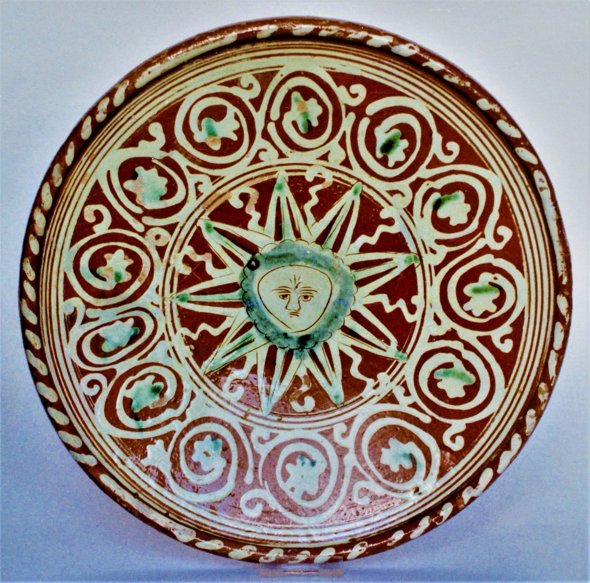 DelftTreasures's tweet photo. @Teszelszky @MuseumRotterdam Well, Here it is still very #sunny and bright. #GlobalWarming has certainly great advantages as well. An #Werra #wanfried dish, 1620 and a Dutch Early #maiolica dish, 1620. C.EvD. #ClimateChange #pottery #Rijksmuseum @Femkediercks @SuusKluver @SuzanneLambooy https://t.co/0oiMFR8a9f