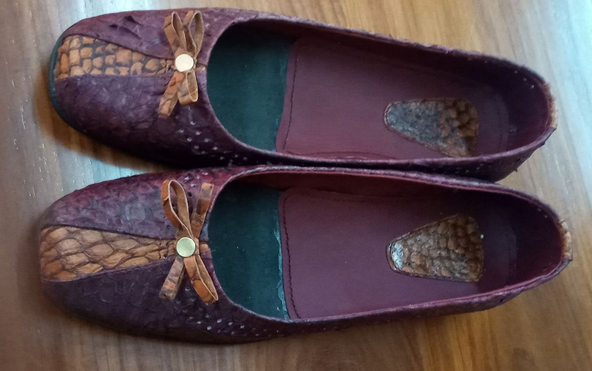 simiyu_region's tweet photo. #SimiyuRegionUpdates
#HABARIPICHA:-Viatu vilivyotengenezwa na kikundi cha vijana cha Simiyu Shoes Products kwa kutumia ngozi ya samaki. Kikundi hiki kinapatikana Kata ya Mkula wilayani Busega. https://t.co/CEJhHQMJ3z