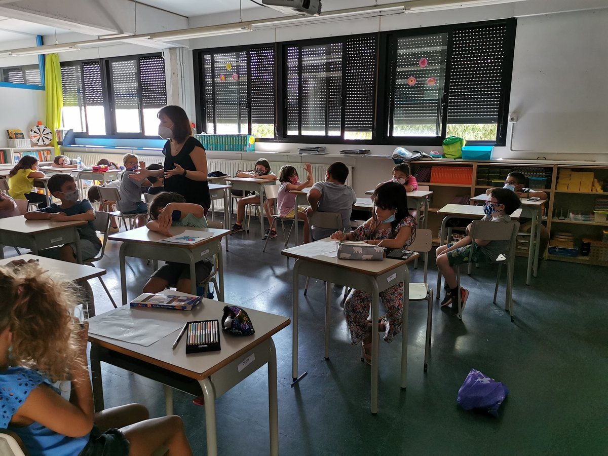 FGNeus's tweet photo. A #3PRI la Jessica els explica un conte mentre, a poc a poc, sortim del moment de relax... #tranquils https://t.co/n5oecxzUsr