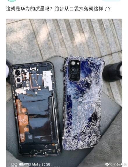 Samhon852's tweet photo. 9/ 10  網友的華為手機掉地上摔碎，曝光到網上，卻被華為威脅封貼、起訴！

華為 給我增智慧！破財添災 
#霸權式售後 #顧客永遠是錯的 #狼性企業 #微小的產品保障 #高價低配 https://t.co/3WNraWAu6F