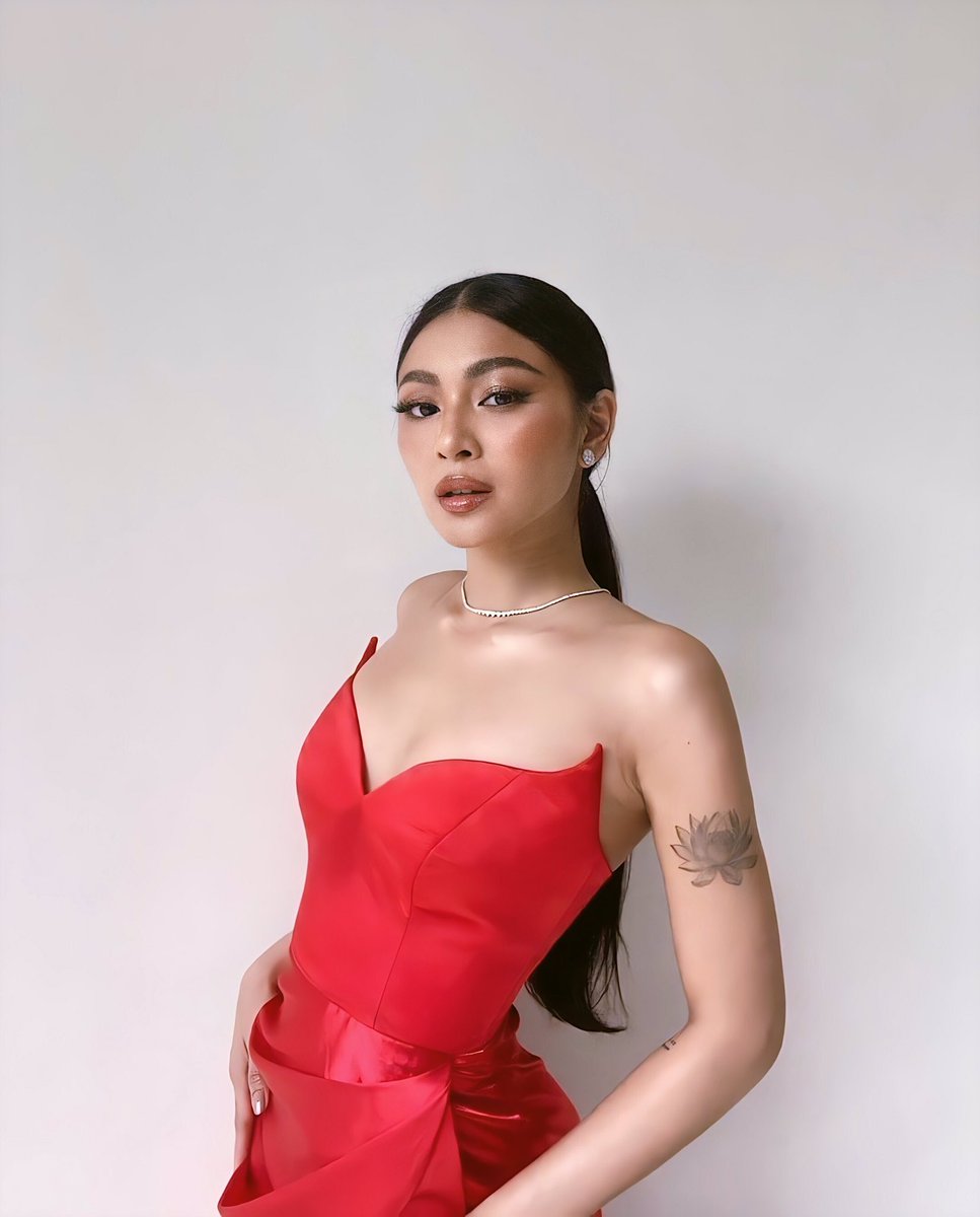 lustrearchives's tweet photo. miss nadine, are you even real????? https://t.co/pNqMv5CyiC