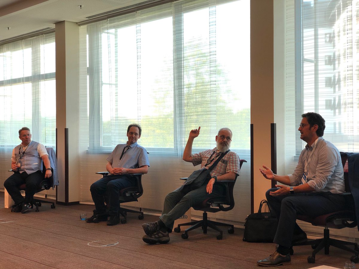 vogelitakademie's tweet photo. Topic „Cloud Vendor LockIn“ jetzt im interaktiven Austausch: Prof. Dr. Alexander Benlian der TU Darmstadt moderiert den Thinktank und koordiniert gekonnt die Diskussionsrunde. Die Teilnehmer sind von Beginn an „on fire“ und tauschen sich angeregt untereinander aus. #concloud https://t.co/gMhaAENRHU