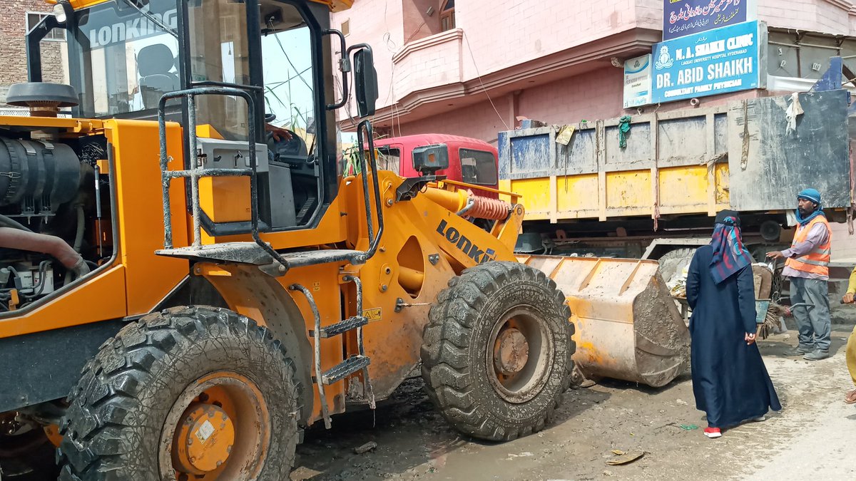 ActivitiesMCQ's tweet photo. 15.09.2020
@kashifshoroppp 
Today lifting #HeavyGarbage in the Street of Labour Court,  WARD NO- 22, by Sanitation Staff MC #QasimabadHyderabadps62. https://t.co/RvvFk8CDlh