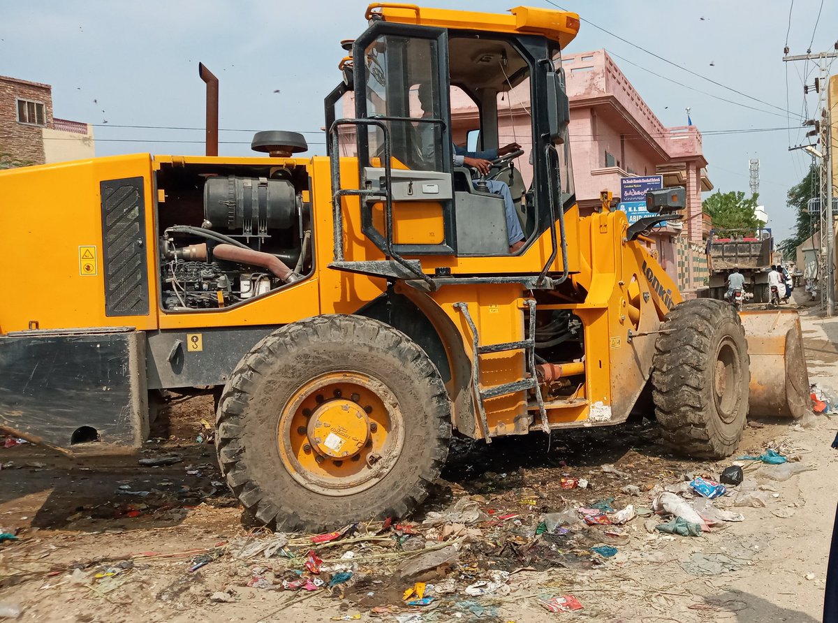 ActivitiesMCQ's tweet photo. 15.09.2020
@kashifshoroppp 
Today lifting #HeavyGarbage in the Street of Labour Court,  WARD NO- 22, by Sanitation Staff MC #QasimabadHyderabadps62. https://t.co/RvvFk8CDlh