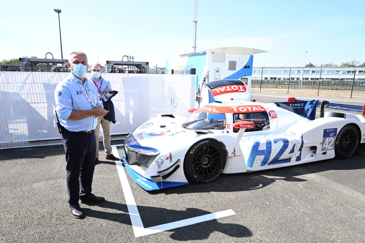 ofcourselemans's tweet photo. Symposium hydrogène: Gyslain Robert, directeur technique ACO a présenté « la station hydrogène qui compresse 20kg d’hydrogène par jour à 350 bars et qui permet d’alimenter le bus à hydrogène. Une énergie d’avenir car en 2024, nous ferons concourir la  voiture de course H24. » https://t.co/xWFrdjqyhe